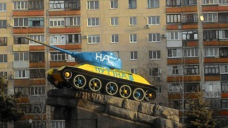 "НА ПУТИНА" - в Лисичанске патриоты Украины раскрасили танк Т-34. ФОТО