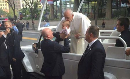 Папа Римський вилікував дівчинку поцілунком