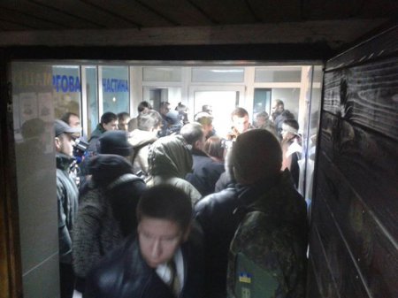 "Авакова сюди!" -  вимога бійців - добровольців біля РУВС