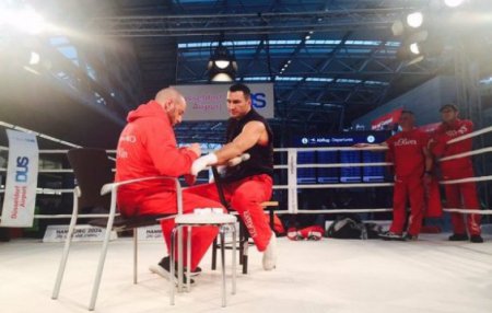 Кличко і Ф'юрі дали "концерт" в аеропорту. ВІДЕО