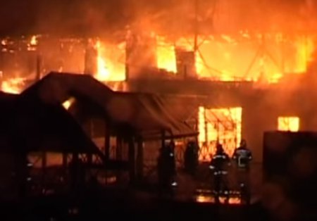 В Киеве сгорел плавучий ресторан (ТВ, видео)