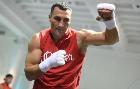 Тренер Кличко указал сроки окончания карьеры боксёра