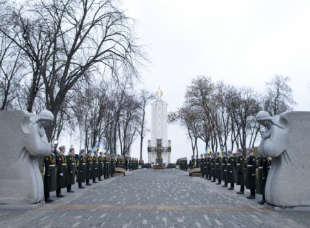 Вхід до Національного Меморіалу Голодомору тепер за списками?