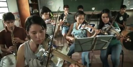 Дети с Парагвая играют на мусоре. ВИДЕО