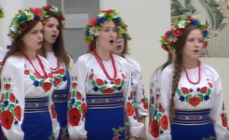 В музее им. Шевченко девичий хор спел молитву за Украину (ТВ, видео)