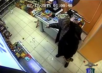 Продавець магазину атакував грабіжника мандаринами та яйцями. ВІДЕО 