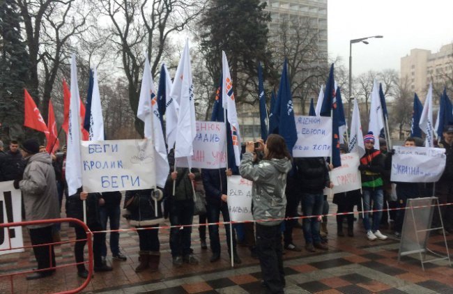 Под стенами Верховной Рады люди требуют отставки премьер-министра Арсения Яценюка. ФОТО