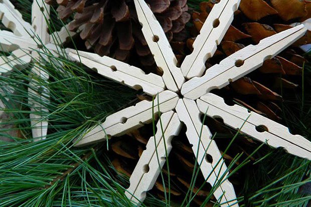 Снежинки из прищепок: украшаем деревья на Новый год. ФОТО