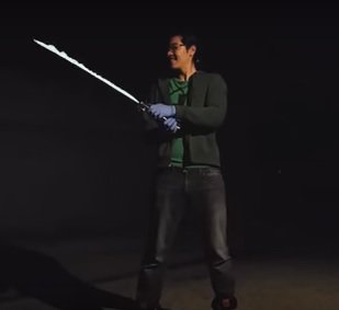 Фанат "Звёздных Войн" создал работающий "световой меч". ВИДЕО