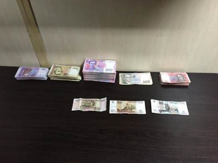 Банківські картки та десятки тисяч гривень - СБУ заблокувала грошовий канал терористів