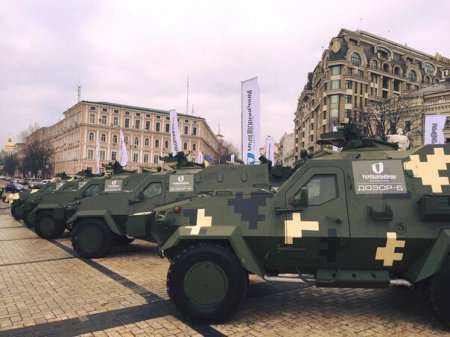В Киеве на Михайловской площади появились бронеавтомобили. ФОТО