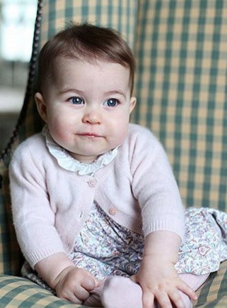 Британцев шокировала стоимость платья маленькой принцессы Кембриджской