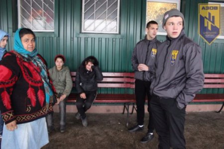 Активисты "Азов" разогнали цыган-попрошаек на автовокзале Луцка. ВИДЕО