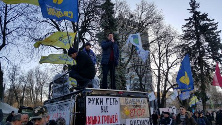 "Арсений Петрович - це той же Янукович!": у стен ВРУ требуют отставки Яценюка. ВИДЕО (Обновляется)