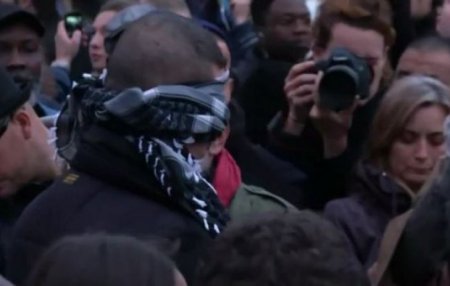 Наочна боротьба з ісламофобією у Франції. ВІДЕО