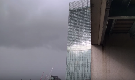 В Манчестере в ветренную погоду "оживает" небоскреб. ВИДЕО