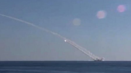 Міноборони Росії похвалилось відео обстрілу позиції ІГ з підводного човна. ВІДЕО