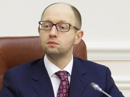 Яценюк поднял себе зарплату на 25%