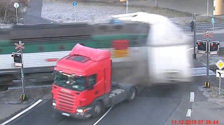 Жуткое ДТП в Чехии: электричка оторвала кузов грузовика. ВИДЕО