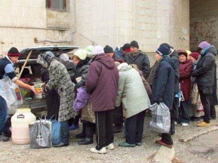 Кто приходит за бесплатной едой в Луганске? ФОТО