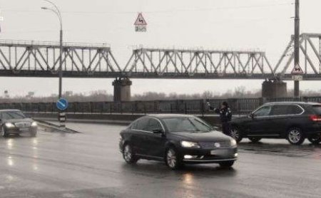 «Нічого не змінилося» — для проїзду Яценюка перекривають вулиці. ВІДЕО