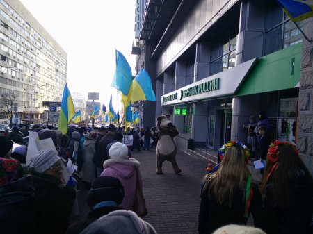 В Киеве зреет протест: к зданию "Сбербанка России" везут шины. ФОТО