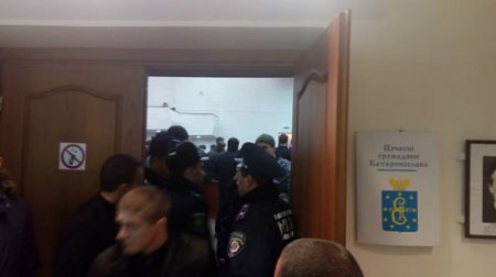 Драка, сломанные двери и сообщение о заминировании - в Днепропетровске выбирают секретаря горсовета