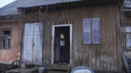 На Тернопольщине многодетная семья может стать жертвой своего старого дома (ТВ, видео)
