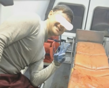 В России врачи выложили в Сеть селфи с окровавленным пациентом