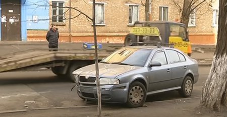В Киеве блондинка на полицейском авто разбила четыре машины (ТВ, видео)