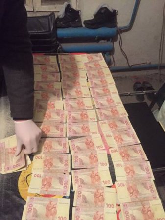 В Ровно на взятке в 15 тысяч гривен задержан полицейский