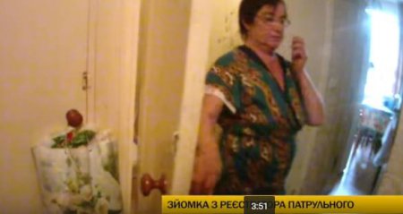 Як  бабця відлупцювала патрульних. ВІДЕО