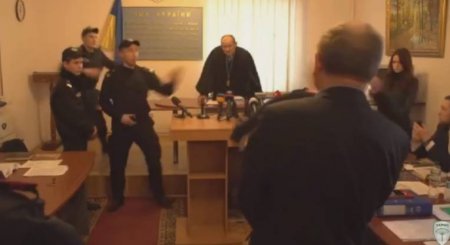 Денисенко кинув пляшкою у суддю! Відео