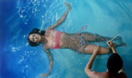 На первый взгляд, это фото купающейся в бассейне девушки. ..НО