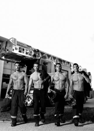 Французские пожарные снялись для "горячего" календаря на 2016 год. ФОТО