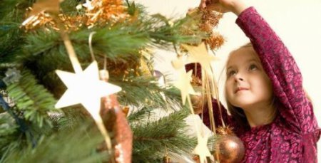 Полезные советы: Как нарядить елку в семье с маленьким ребенком?
