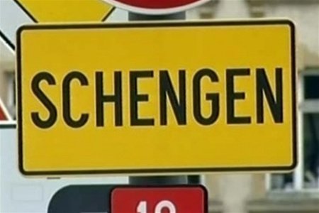 Глава МВД Австрии: Грецию надо временно исключить из Шенгенской зоны