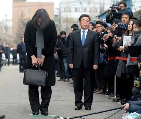 Дочь одного из самых богатых людей Южной Кореи посадили в тюрьму за оскорбление стюардессы