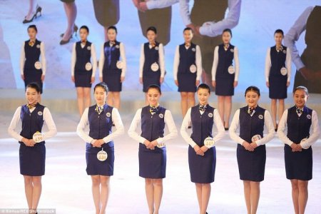 Китаянки, желающие стать стюардессами, проходят жесткий отбор. ФОТО