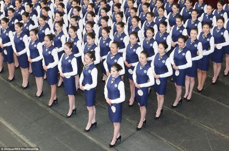 Китаянки, желающие стать стюардессами, проходят жесткий отбор. ФОТО