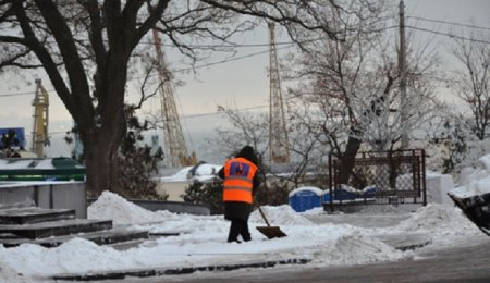 Власти Одессы закрыли въезд в город для грузовиков из-за снегопада