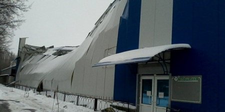 В Полтаве обрушилась крыша спорткомплекса. ВИДЕО