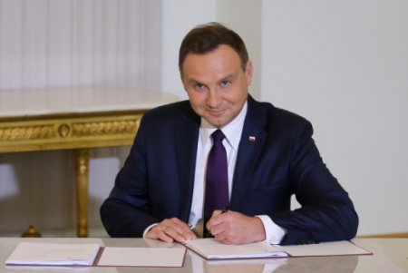Президент Польши подписал закон по усилению контроля власти за общественными СМИ
