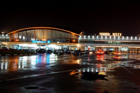 Российский самолет привез в "Борисполь" официальную делегацию из РФ