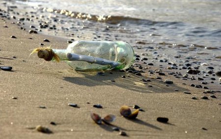 В Австралии море выбросило на берег бутылку с посланием-просьбой о помощи