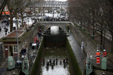 В Париже впервые за 15 лет осушили канал Сен-Мартен. ФОТО