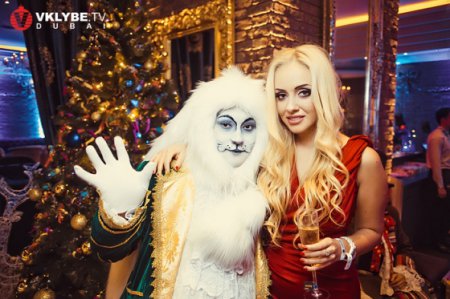 Украинская певица Sasha Ray устроила тематическую новогоднюю вечеринку в Дубае. ФОТО