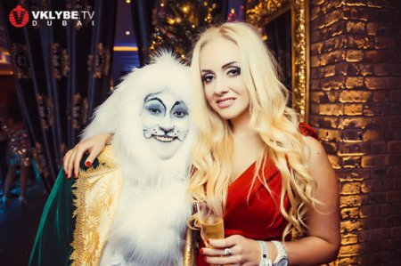 Украинская певица Sasha Ray устроила тематическую новогоднюю вечеринку в Дубае. ФОТО