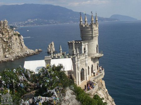 Жемчужина Крыма - "Ласточкино гнездо" едва держится на скале