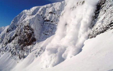 Сход лавины в Альпах стал причиной смерти подростков